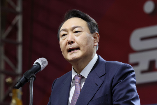 윤석열 국민의힘 대선 후보가 21일 오전 충남 천안시 아우내실내체육관에서 열린 충남 선거대책위원회 필승결의대회에서 연설하고 있다.  연합뉴스